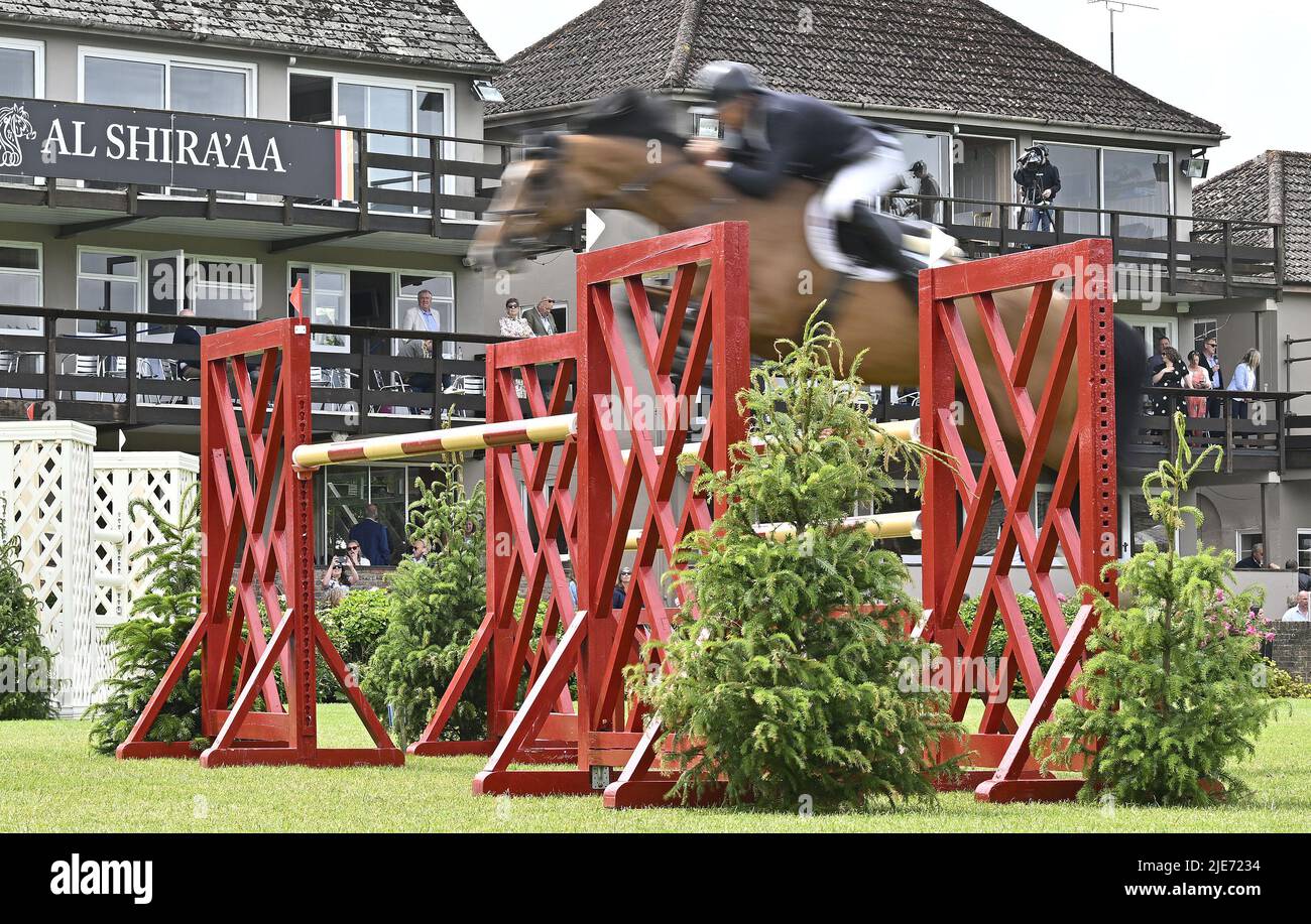 Hassocks. Regno Unito. 25 giugno 2022. Incontro al Shira'aa Hickstead Derby. Hickstead Showground. Hassocks. La gente guarda dalle loro scatole come Mark ARMSTRONG (GBR) in sella a NAMIKA salta durante il clip My Horse.TV Hickstead Master's Trophy. Foto Stock