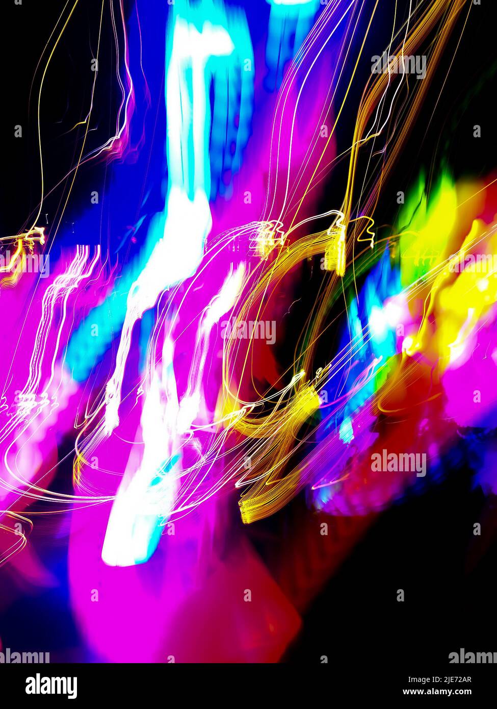 I colori al neon chiaro iridescente sfocano lo sfondo. Vapor Wave vibrante sfumatura bokeh sfumatura texture gradiente. Foto Stock