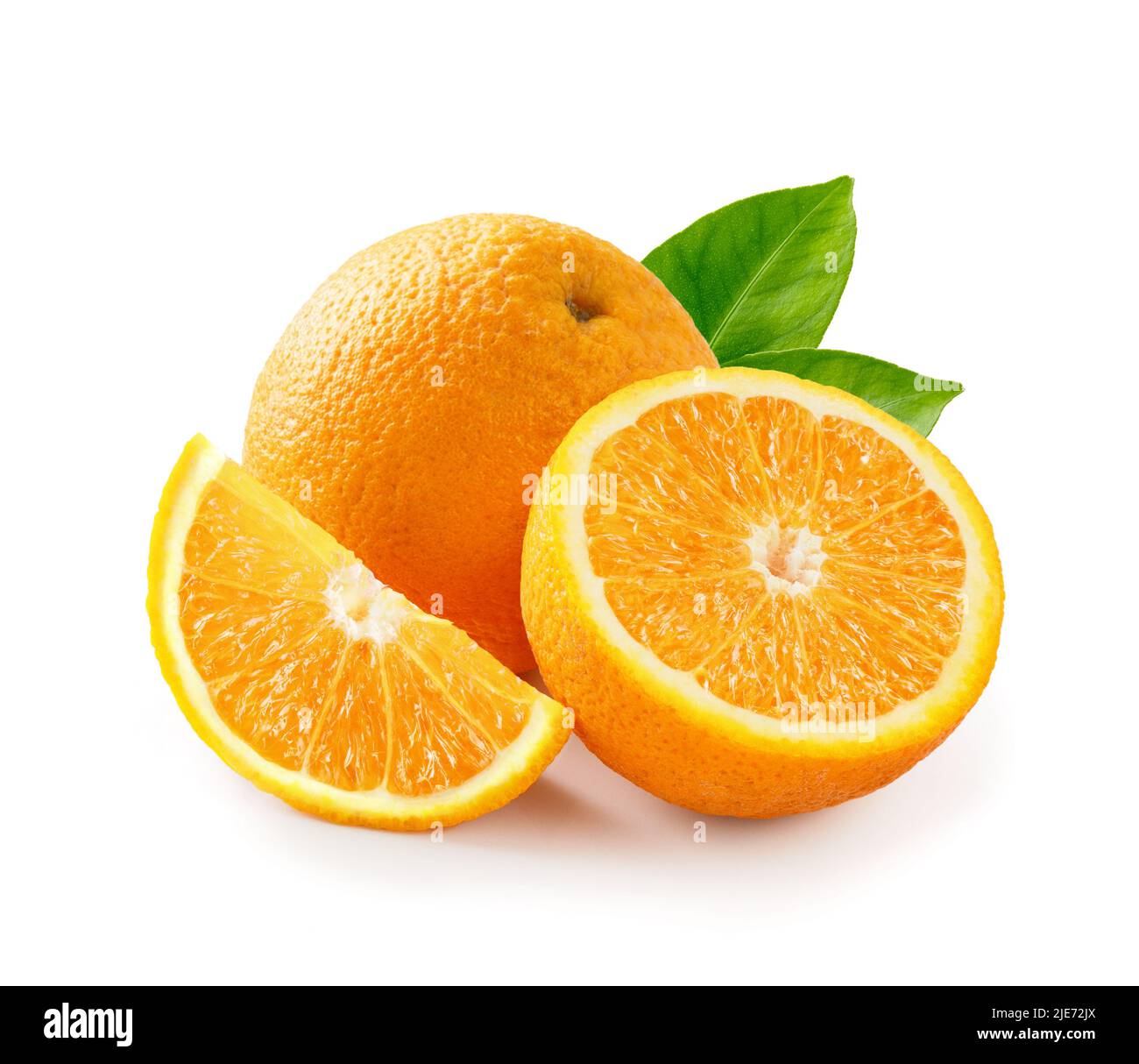 Gustoso arancio con metà di arancia e fetta di arancia isolata su sfondo bianco. Foto Stock