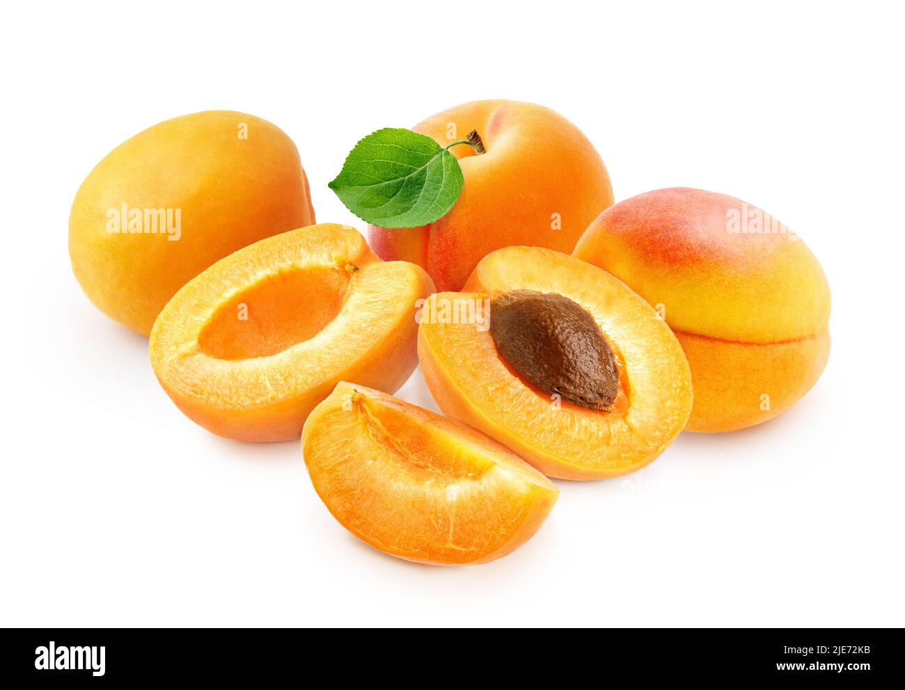 Frutti di albicocca con metà di albicocca e nocciolo di albicocca isolato su sfondo bianco. Foto Stock