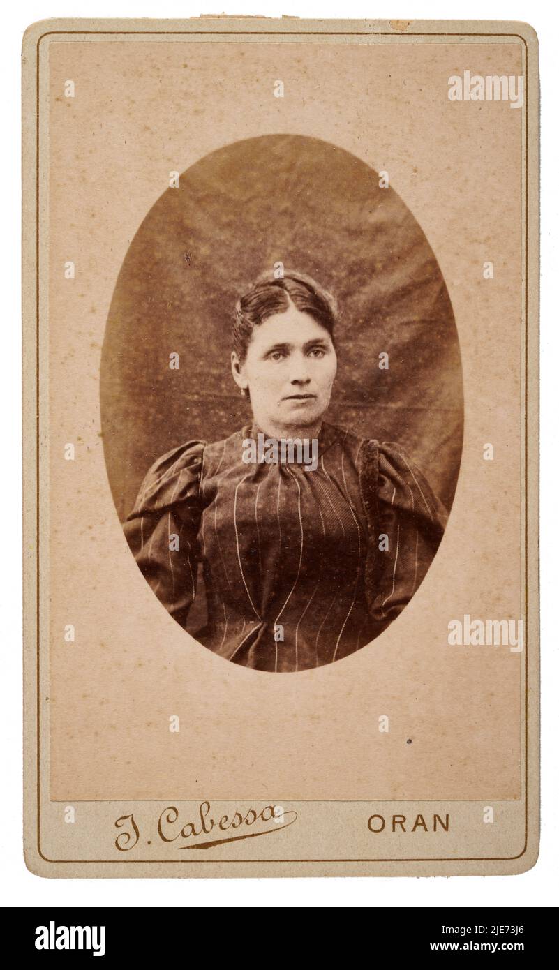 Antquie carte de visite Fotografia di una donna francese, presa da J. Cabessa - Oran, Algeria, 19th secolo, circa 1880s Foto Stock