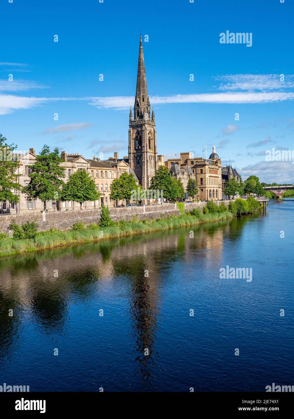 La chiesa di St Matthews si riflette nel fiume Tay, Perth, Scozia Foto Stock