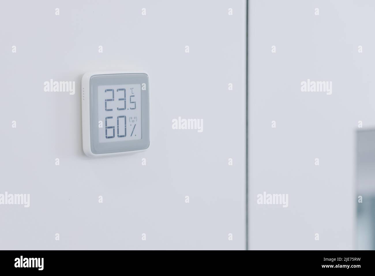 Termostato programmabile per un pavimento caldo a parete. . Foto di alta qualità Foto Stock