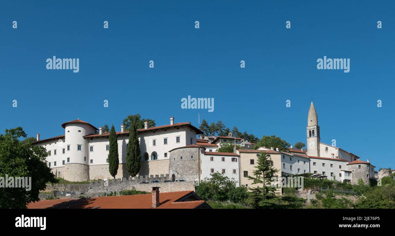 Vista panoramica sull'antica città medievale di Stanjel in Slovenia, vicino al confine con l'Italia Foto Stock