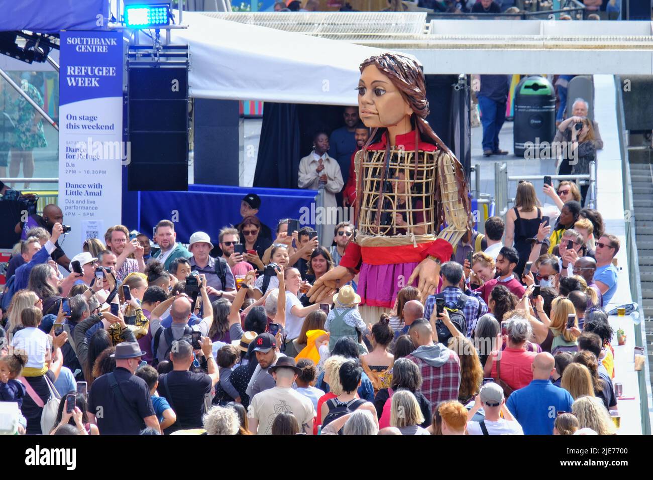 Londra, Regno Unito, 25th giugno 2022. Little Amal, un burattino alto 3,5 metri di un bambino siriano di 10 anni, ritorna a Southbank per sensibilizzare alla settimana mondiale dei rifugiati. Lo scorso luglio Amal ha intrapreso un viaggio del 8.000km attraverso la Siria e l'Europa, terminando il suo viaggio nel Regno Unito. Credit: Undicesima ora Fotografia/Alamy Live News Foto Stock