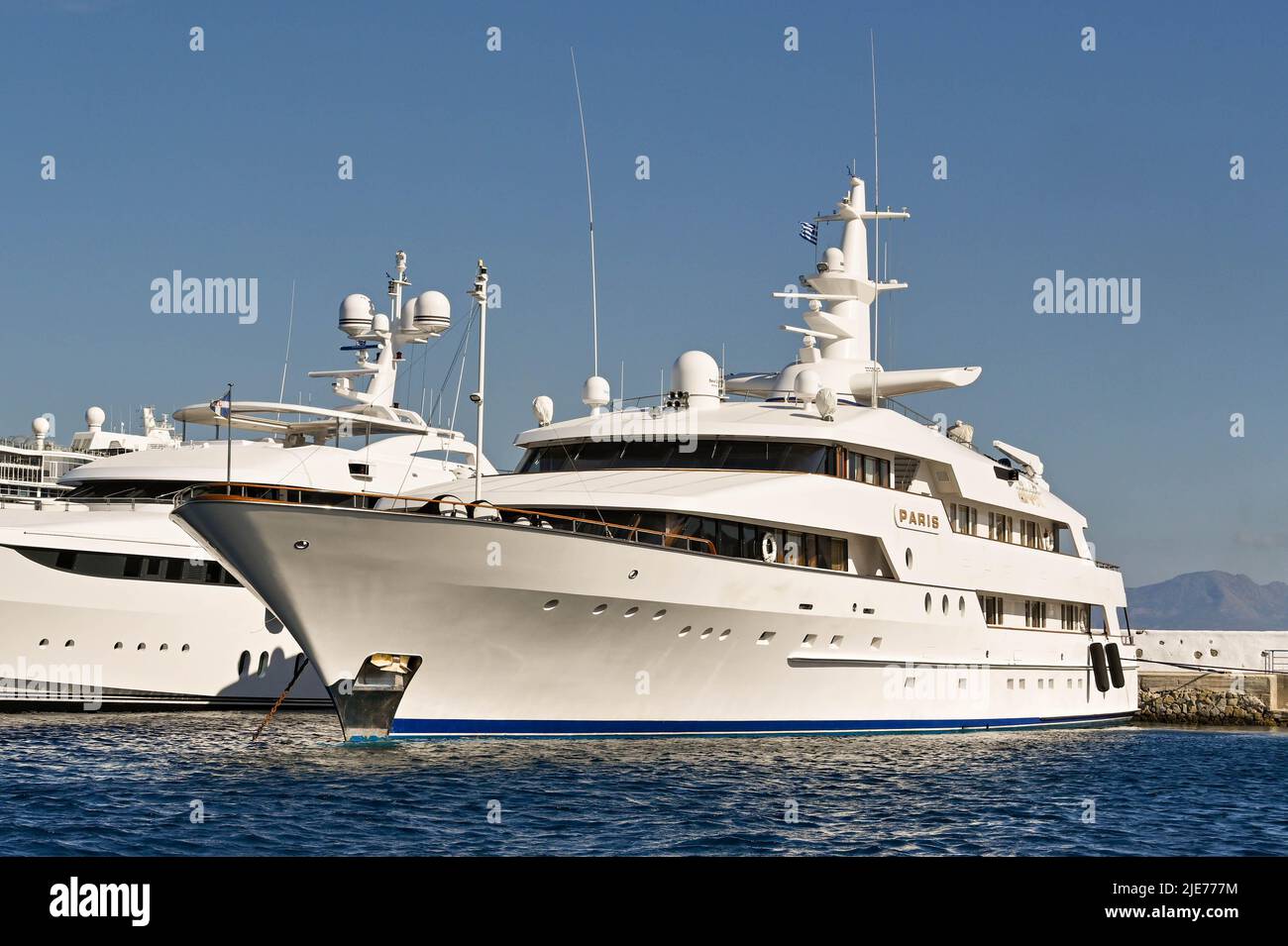Mykonos, Grecia - Giugno 2022: Super yacht di lusso Parigi ormeggiato nel porto della città di Mykonos. Foto Stock