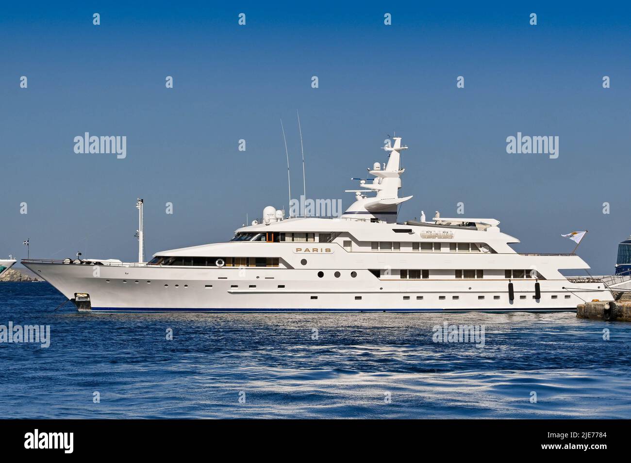 Mykonos, Grecia - Giugno 2022: Super yacht di lusso Parigi ormeggiato nel porto della città di Mykonos. Foto Stock
