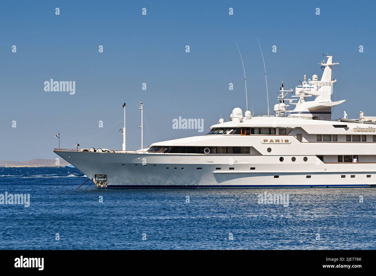 Mykonos, Grecia - Giugno 2022: Di fronte al lussuoso super yacht Parigi ormeggiato nel porto della città di Mykonos. Foto Stock