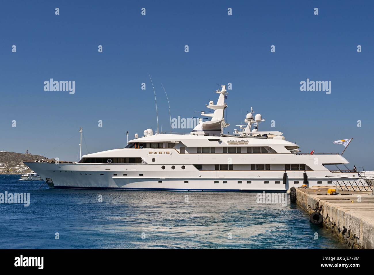 Mykonos, Grecia - Giugno 2022: Super yacht di lusso Parigi ormeggiato nel porto della città di Mykonos. Foto Stock