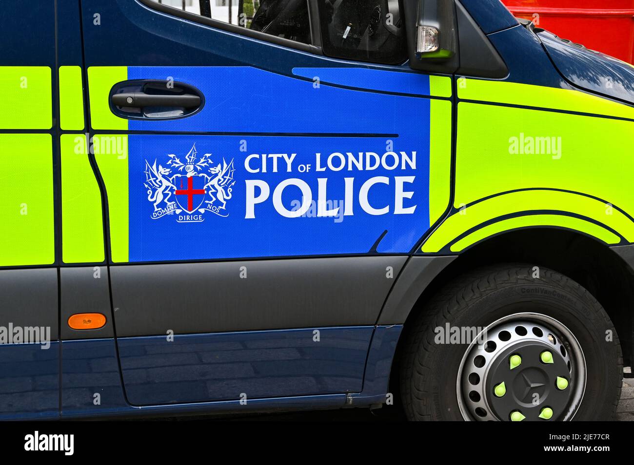 Londra, Inghilterra - Giugno 2022: Vista ravvicinata del cartello sul lato di un furgone di polizia della polizia della City of London Foto Stock