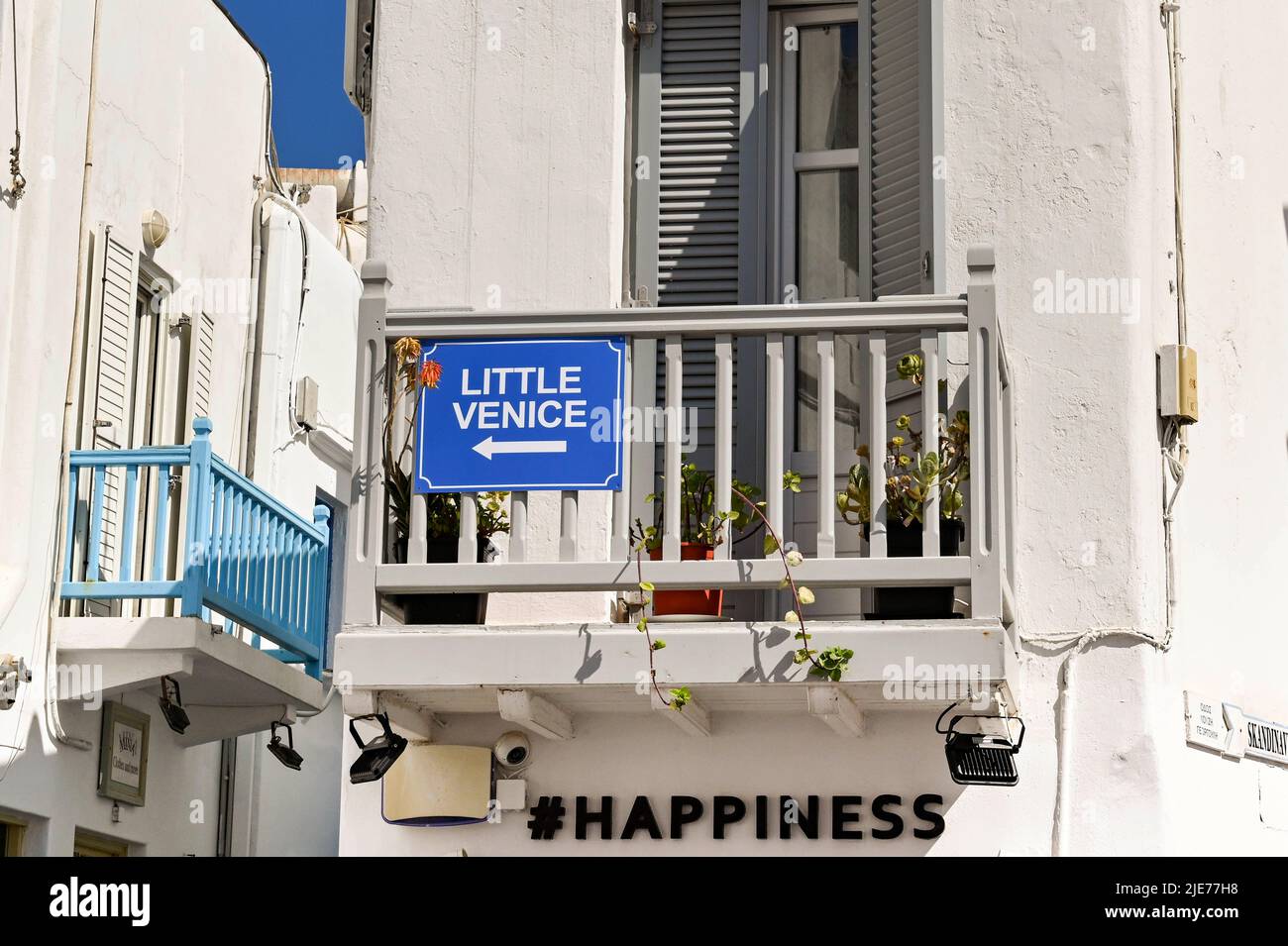 Mykonos, Grecia - Giugno 2022: Cartello sul balcone di una casa che mostra ai visitatori la strada per la zona chiamata piccola Venezia nella città sull'isola greca Foto Stock