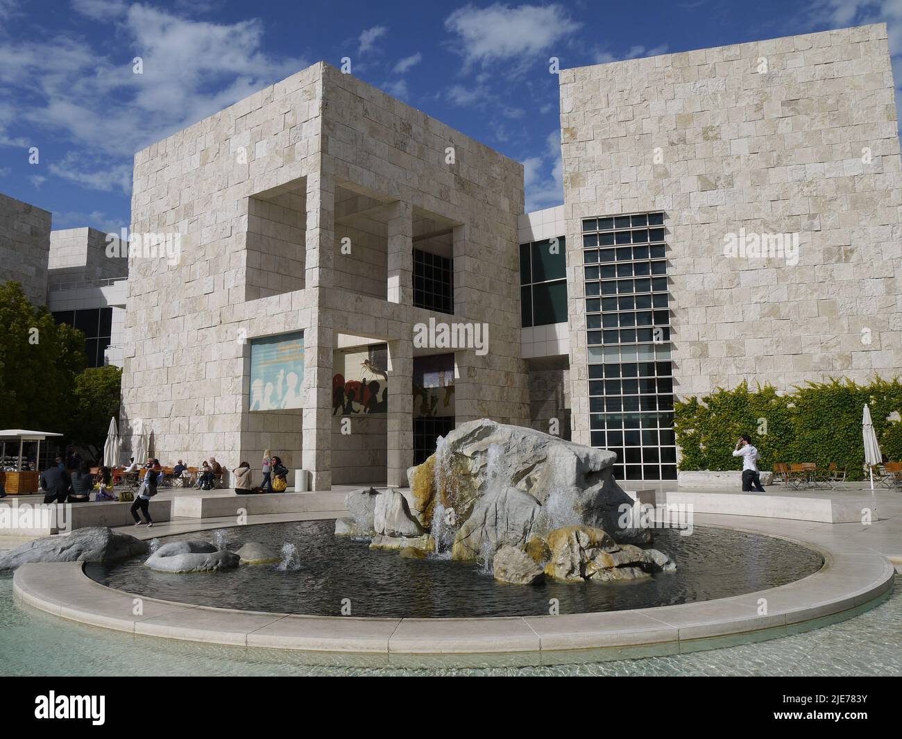 Getty Center Museum Courtyard Fountain guardando verso l'East Pavilion, maggio 2011 Foto Stock