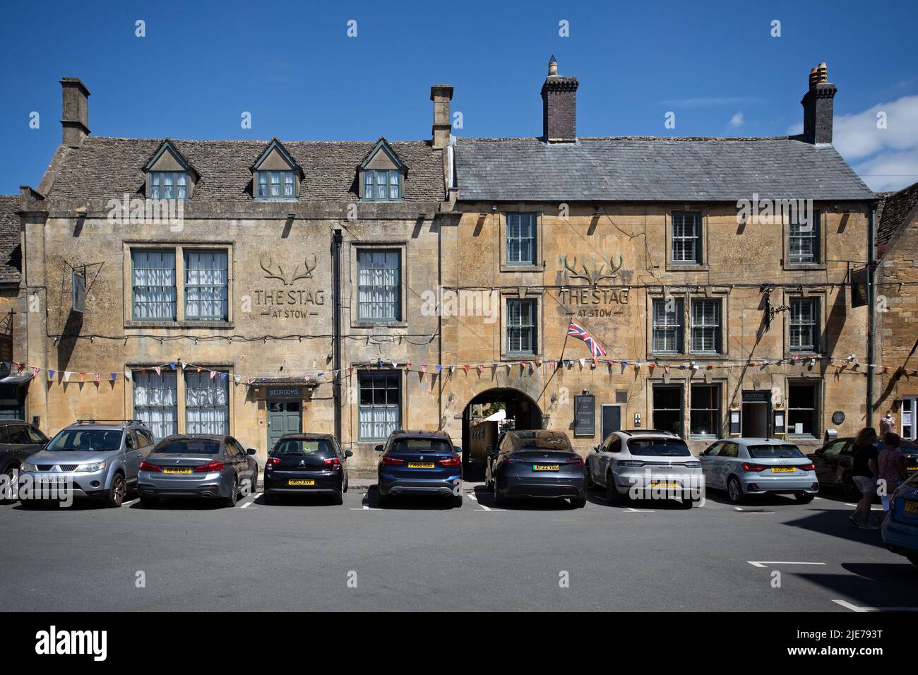 The Stag Inn at Stow on Market Square, a Stow-on-the-Wold, Gloucestershire, Regno Unito, il 20 giugno 2022 Foto Stock