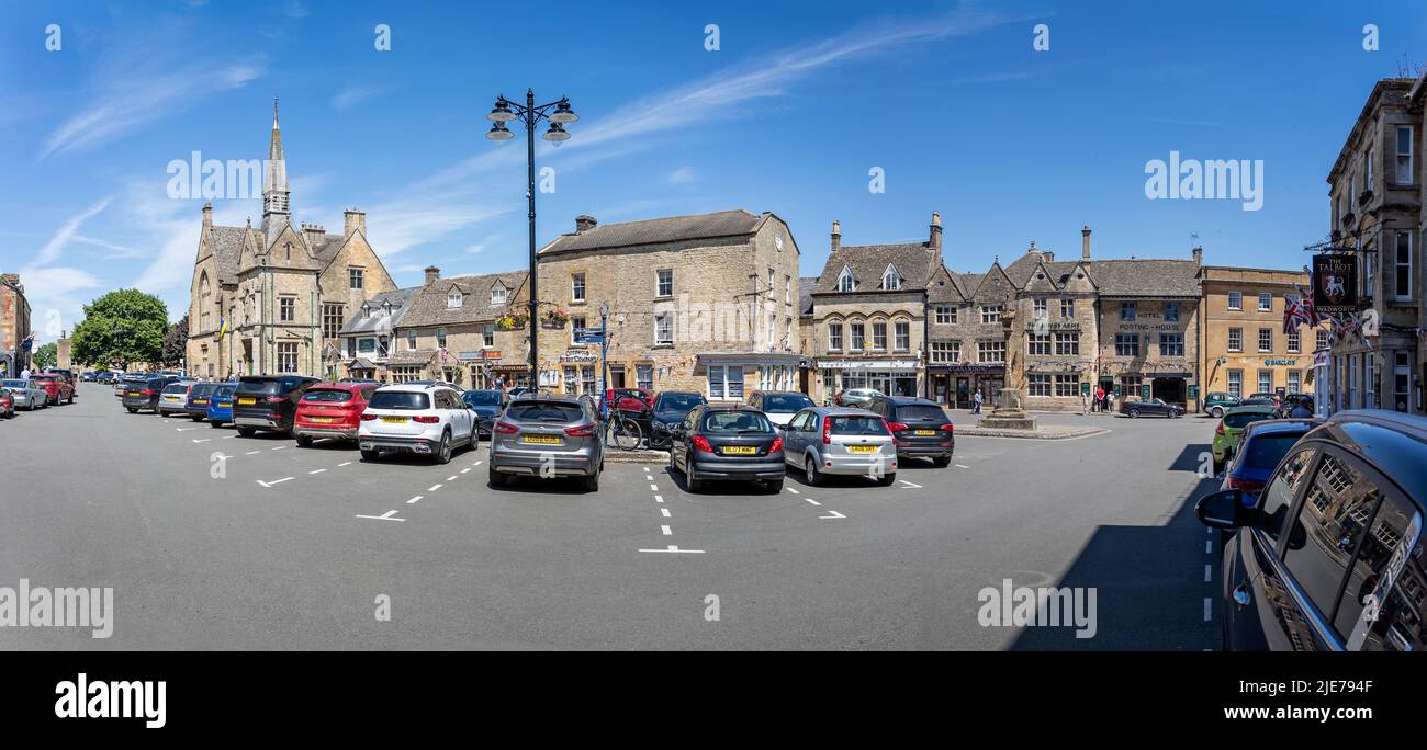 Market Square negozi e ristoranti a Stow-on-the-Wold, Gloucestershire, Regno Unito il 20 giugno 2022 Foto Stock