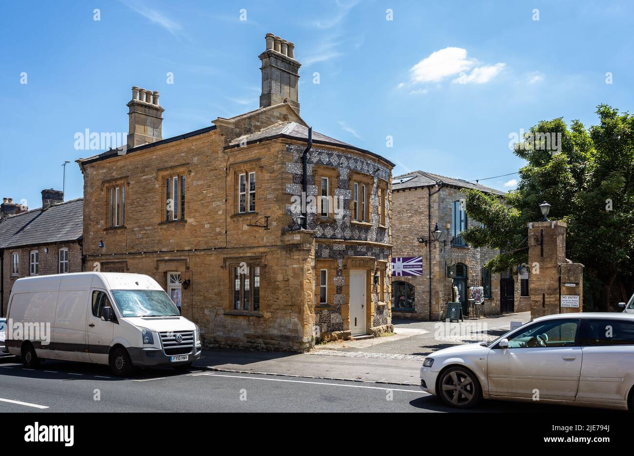 Chantry House con facciata a mosaico ricurva ornata su Sheep Street a Stow-on-the-Wold, Gloucestershire, Regno Unito, il 20 giugno 2022 Foto Stock