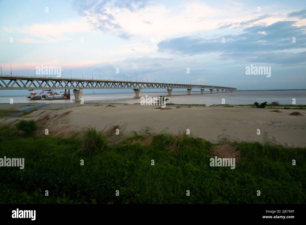 Ponte multiuso Padma sul fiume Padma in Bangladesh. Questo ponte è stato inaugurato il 25 giugno 2022 in Bangladesh Foto Stock