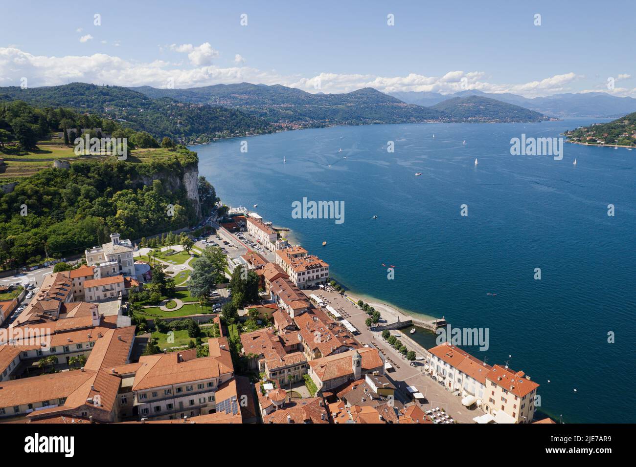 Veduta aerea della città di Arona e del Lago maggiore, Italia. Foto Stock