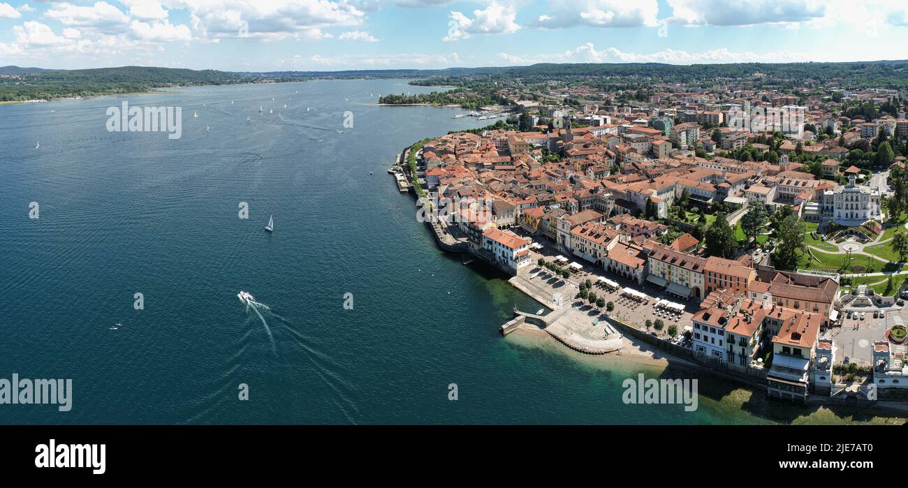 Veduta aerea della città di Arona e del Lago maggiore, Italia. Foto Stock