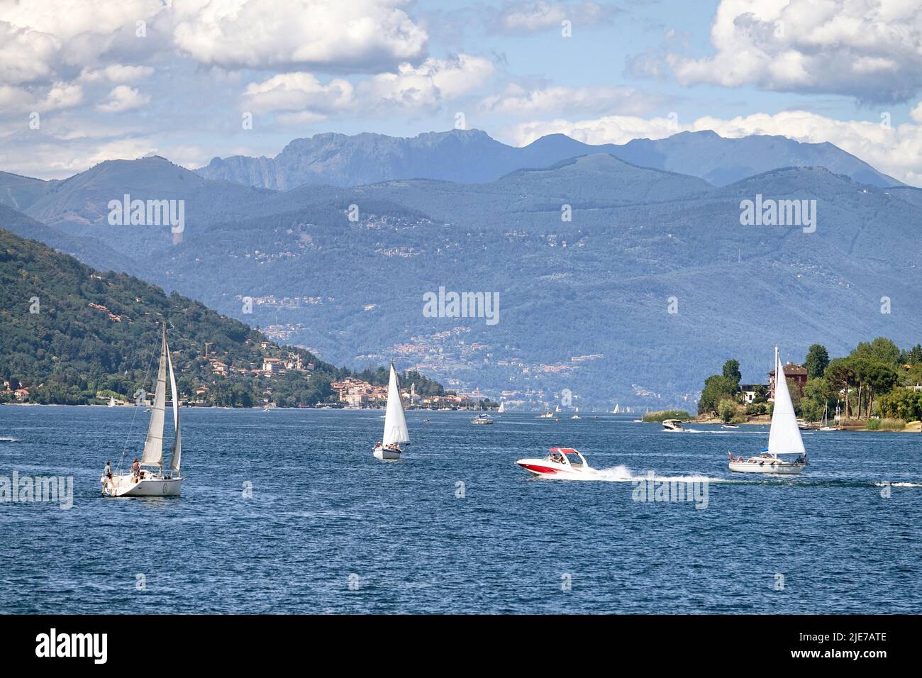 Paesaggio estivo del lago maggiore con barche ad Arona, Italia. Foto Stock