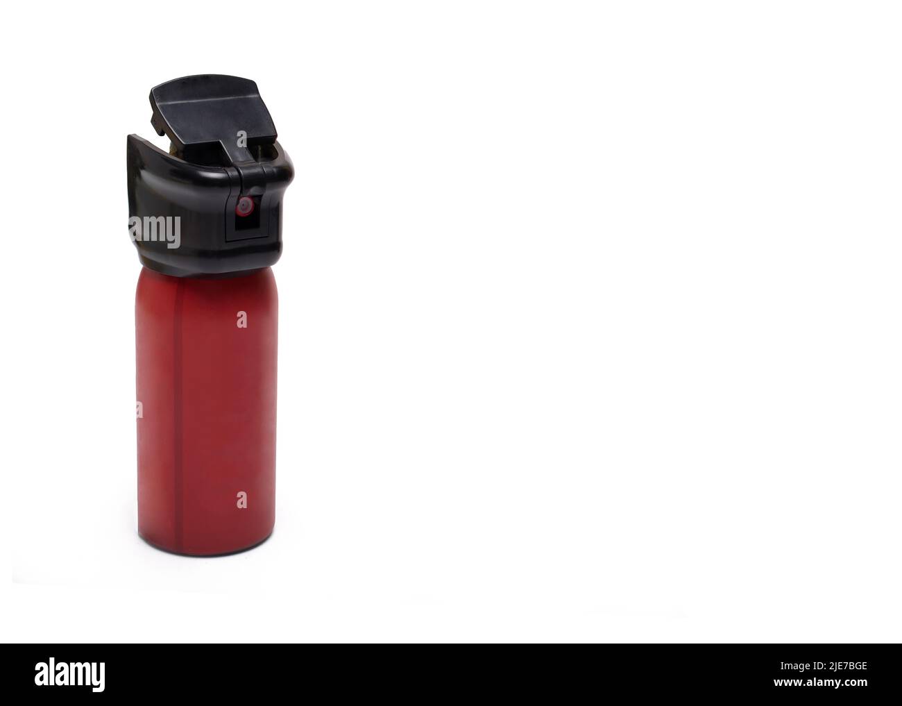 Primo piano di rosso lattina di gas irritante pepe spray con testa grande squirting e tappo di sicurezza aperto come concetto per auto difesa delle donne su backgroun bianco Foto Stock