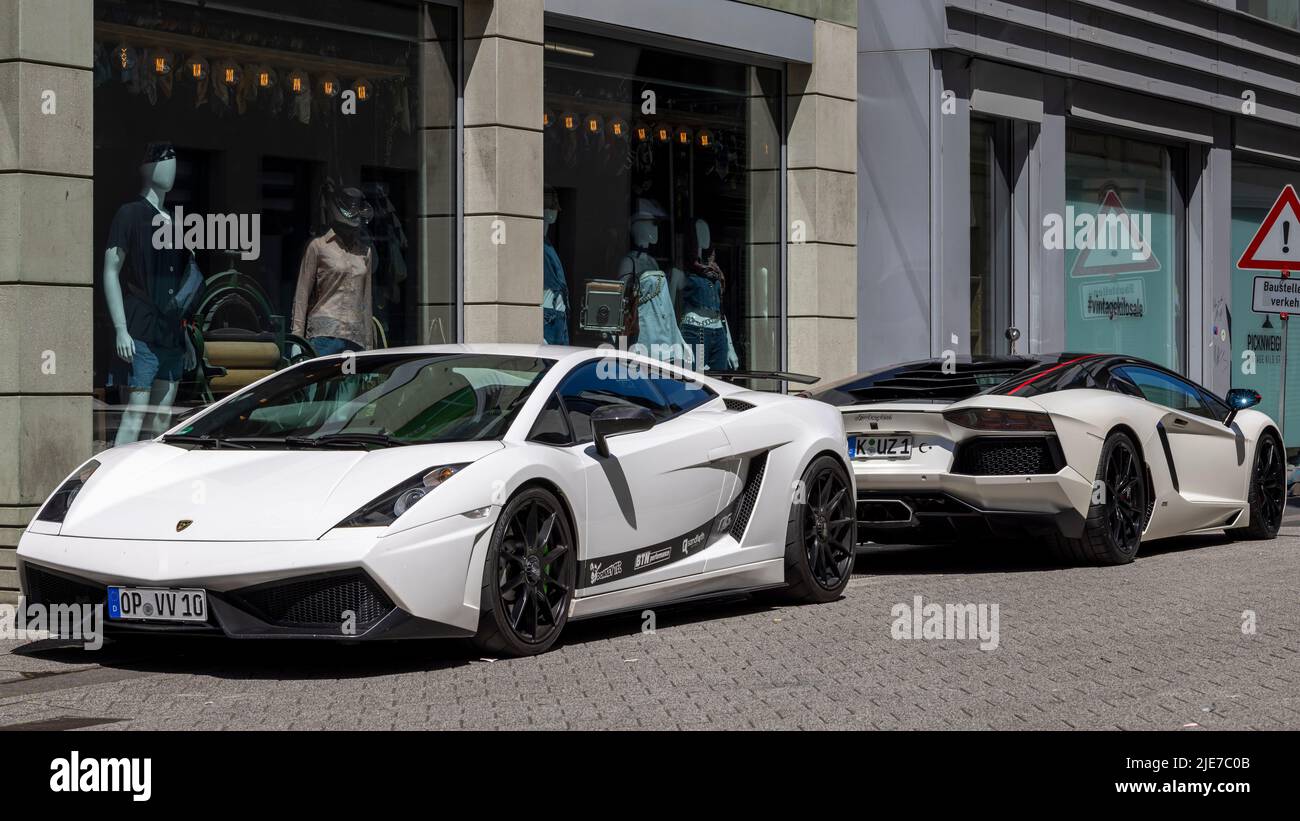 Due Lamborghini Aventador -supercar parcheggiate a Colonia in una calda giornata estiva Foto Stock