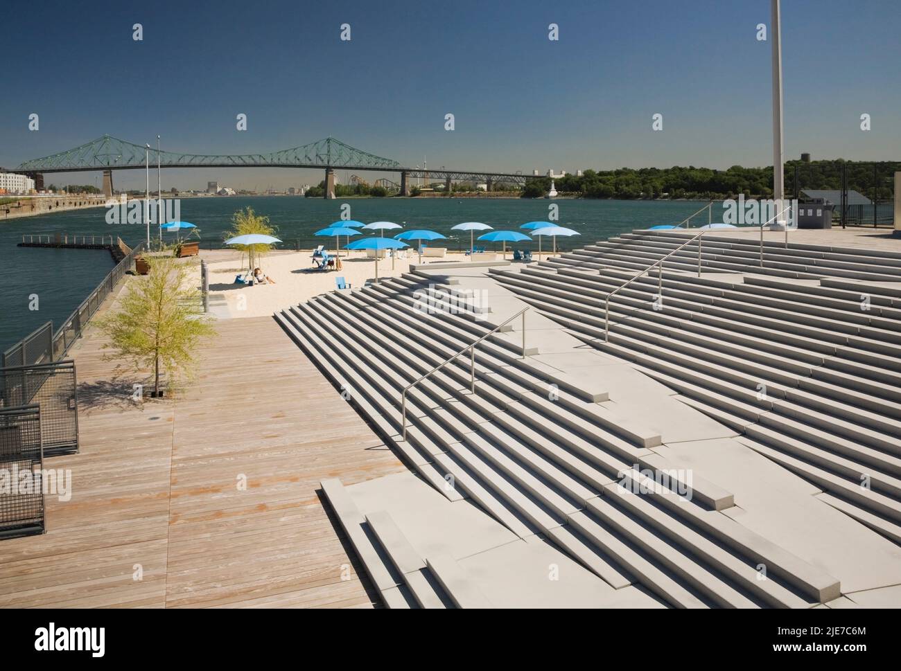 Spiaggia della torre dell'orologio di fronte al porto turistico nel Vecchio Porto di Montreal, Quebec, Canada. Foto Stock