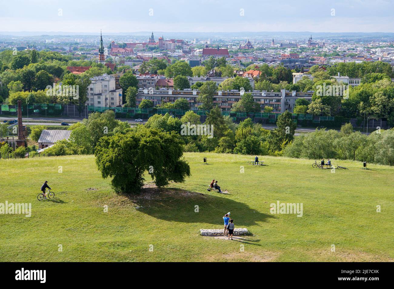 Vista sul paesaggio urbano di Cracovia, Polonia, dalla collina Krakus Mound Foto Stock
