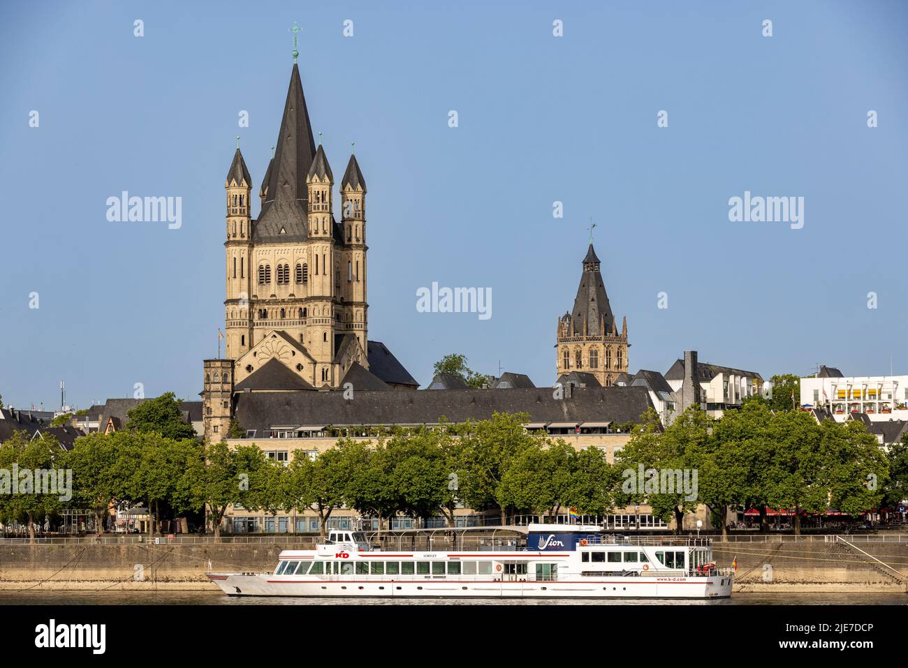 Le torri della Grande chiesa di San Martino si innalzano sopra lo skyline urbano di Colonia Foto Stock