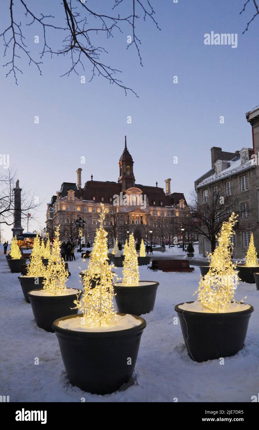 Place Jacques Cartier e City Hall con decorazioni natalizie in inverno al tramonto, Old Montreal, Quebec, Canada. Foto Stock