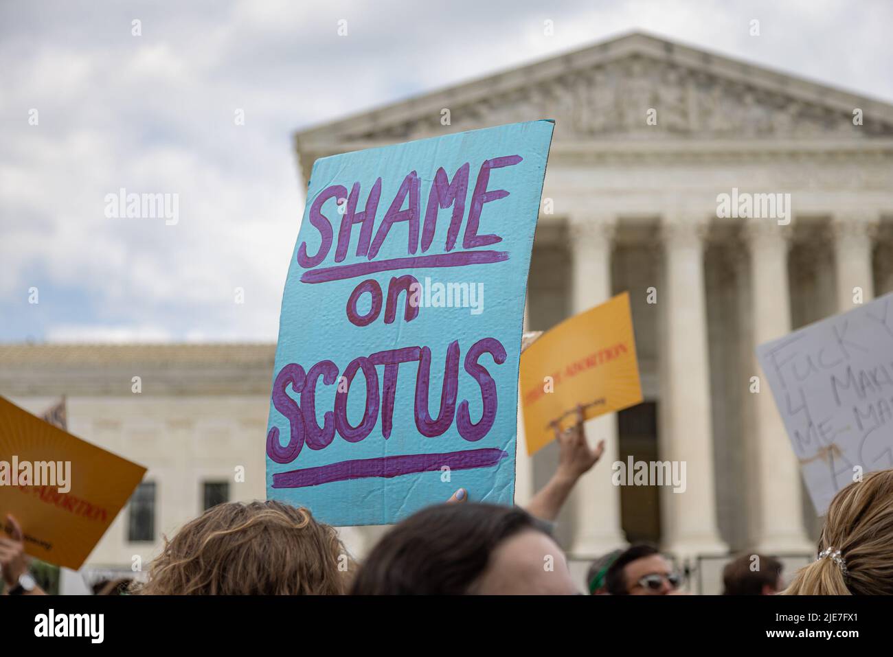 Distretto di Columbia, Stati Uniti. 23rd giugno 2022. I segni di aborto-diritti fuori della Corte Suprema degli Stati Uniti, che ha votato?5 a 4? Per colpire giù il punto di riferimento Roe v. Wade decisione, il 2 giugno 4?, 2022 a Washington, DC. Il parere pone fine a 50 anni di protezione costituzionale federale dei diritti di aborto e consente a ciascuno Stato di decidere se limitare o vietare l'aborto. (Foto di Michael Nigro/Pacific Press) Credit: Pacific Press Media Production Corp./Alamy Live News Foto Stock