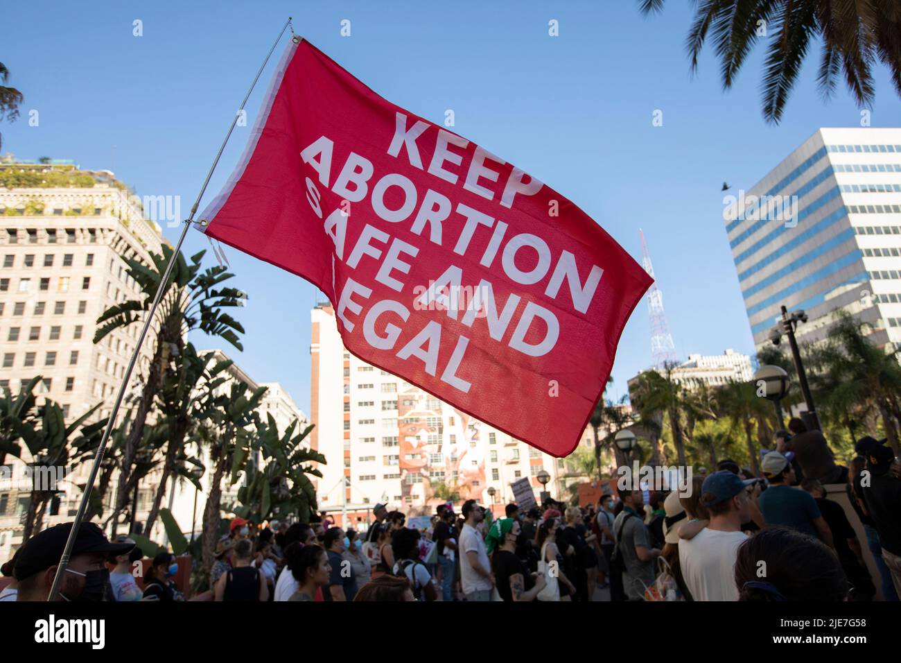 Los Angeles, California, USA - 25 giugno 2022: Gli attivisti protestano contro la Corte Suprema che ha rovesciato Roe contro Wade. Foto Stock