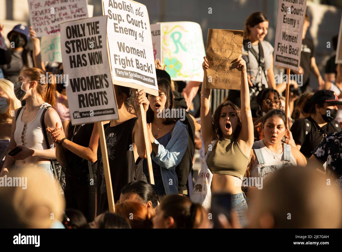 Los Angeles, California, USA - 25 giugno 2022: Gli attivisti protestano contro la Corte Suprema che ha rovesciato Roe contro Wade. Foto Stock