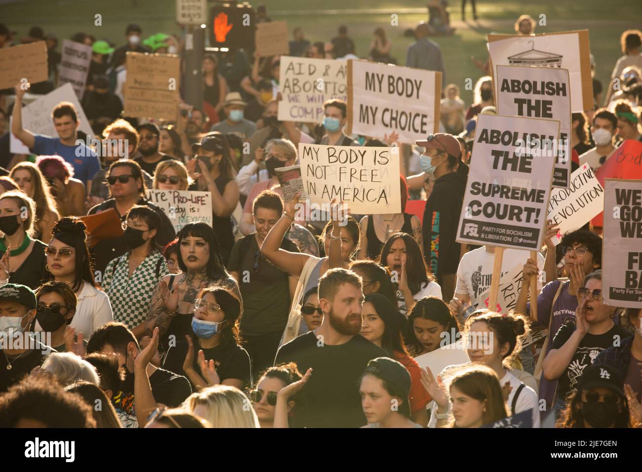 Los Angeles, California, USA - 25 giugno 2022: Gli attivisti protestano contro la Corte Suprema che ha rovesciato Roe contro Wade. Foto Stock