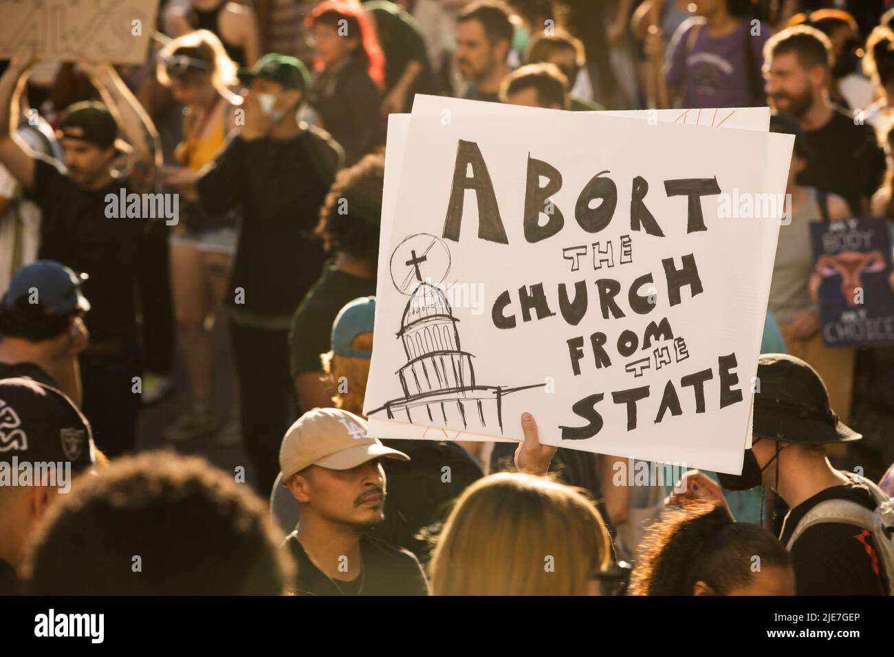 Los Angeles, California, USA - 25 giugno 2022: Gli attivisti protestano contro la Corte Suprema che ha rovesciato Roe contro Wade. Foto Stock
