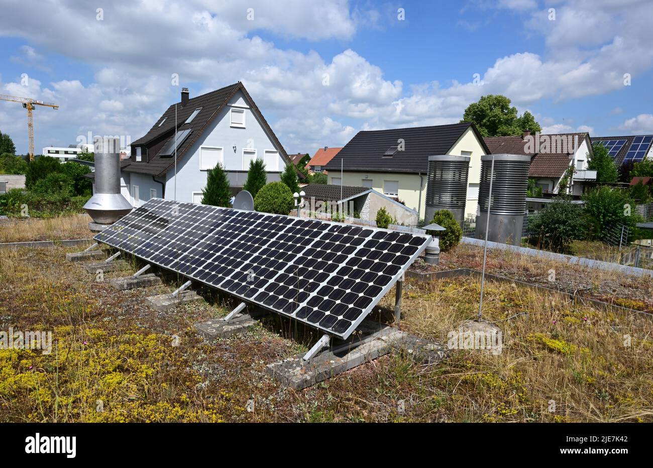 23 giugno 2022, Baden-Wuerttemberg, Öhringen: Un impianto fotovoltaico si trova sul tetto di un edificio Netze BW. L'operatore della rete di distribuzione Netze BW sta entrando in una fase decisiva con un progetto pilota per la fornitura di gas con quasi un terzo di idrogeno. Nel mese di luglio, parte della rete di gas naturale di Öhringen deve essere scollegata e fornita in modo indipendente. Foto: Bernd Weißbrod/dpa Foto Stock