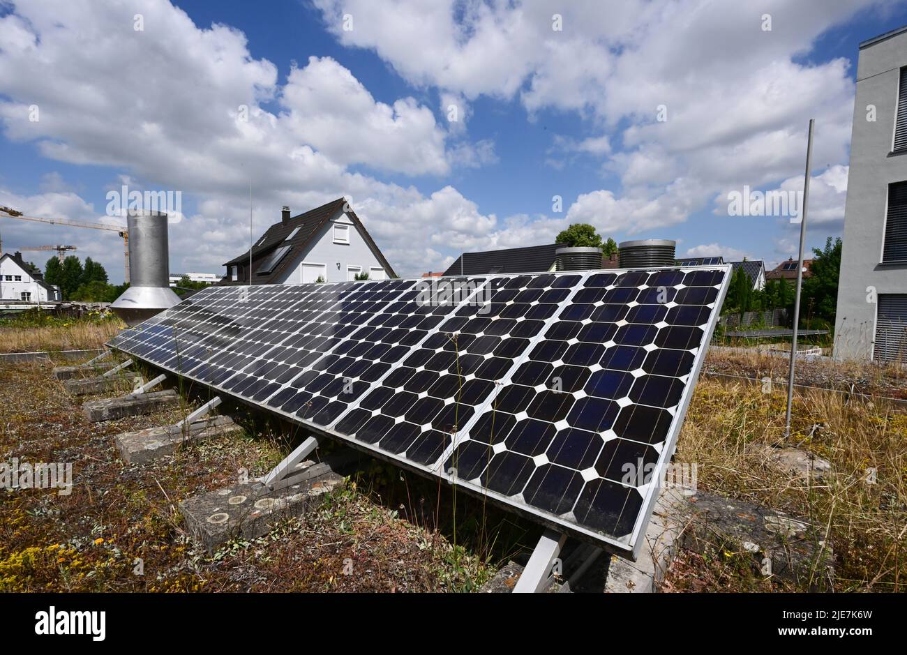 23 giugno 2022, Baden-Wuerttemberg, Öhringen: Un impianto fotovoltaico si trova sul tetto di un edificio Netze BW. L'operatore della rete di distribuzione Netze BW sta entrando in una fase decisiva con un progetto pilota per la fornitura di gas con quasi un terzo di idrogeno. Nel mese di luglio, parte della rete di gas naturale di Öhringen deve essere scollegata e fornita in modo indipendente. Foto: Bernd Weißbrod/dpa Foto Stock