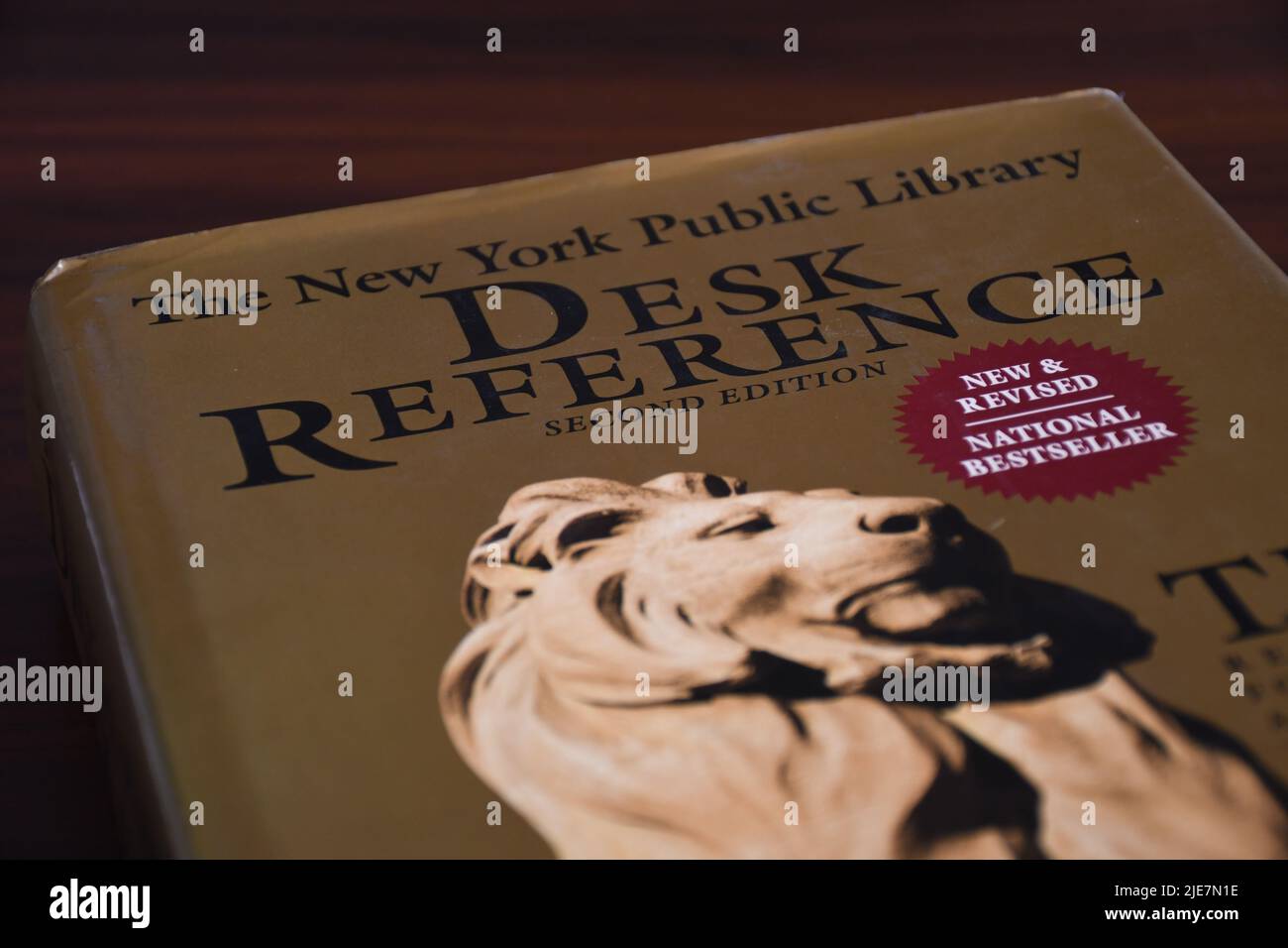 Libro di riferimento del banco della biblioteca di New York su un tavolo Foto Stock
