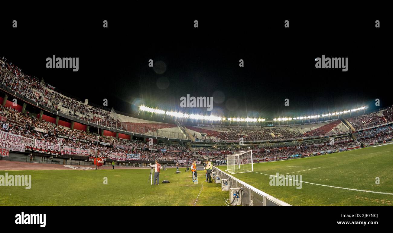 Uno stadio monumentale completo a Nuñez, Buenos Aires; prima di una partita della copa libertadores. Foto Stock