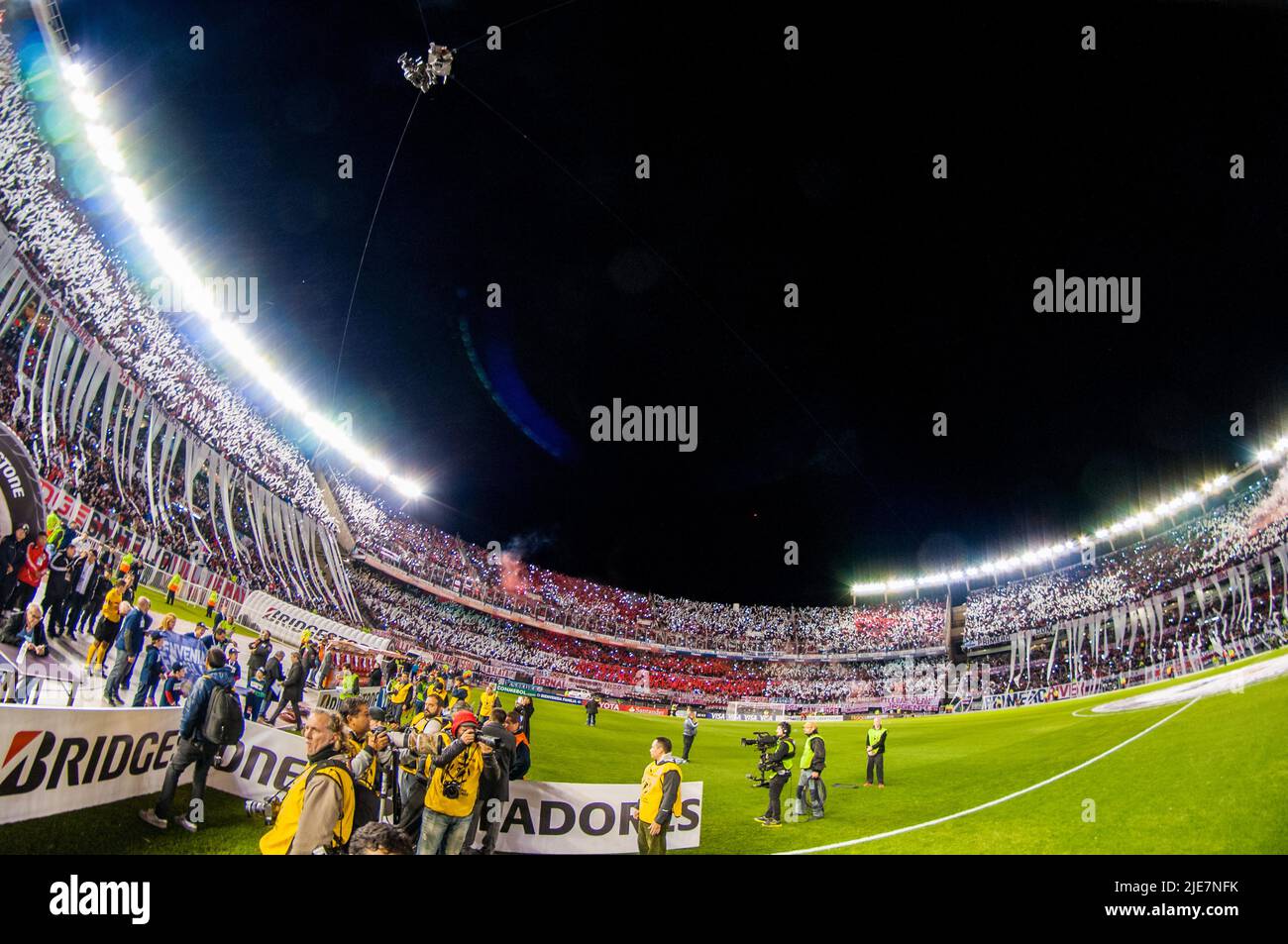 Uno stadio monumentale completo a Nuñez, Buenos Aires; prima di una partita della copa libertadores. Foto Stock