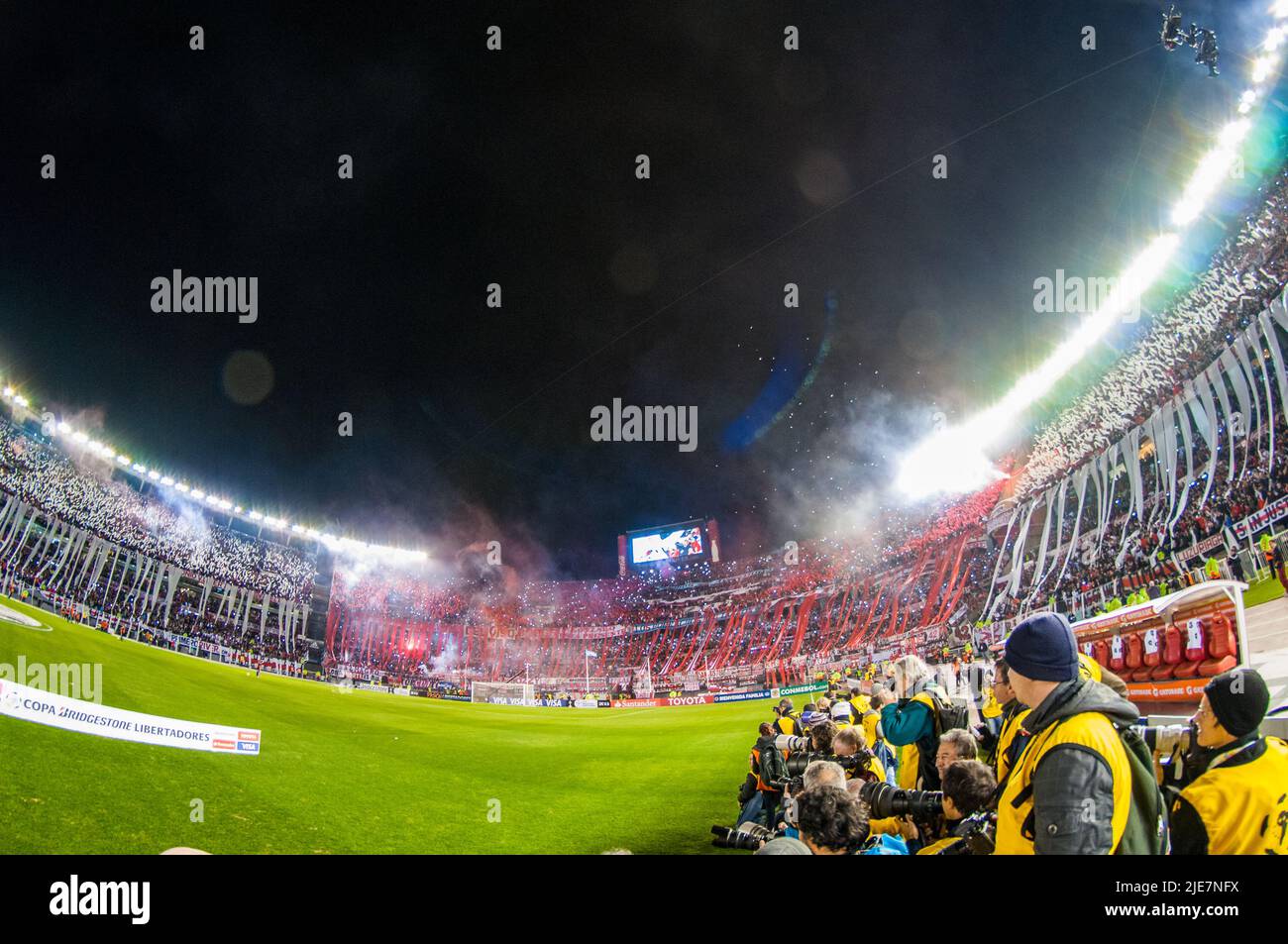 Uno stadio monumentale completo a Nuñez, Buenos Aires; prima di una partita della copa libertadores. Foto Stock