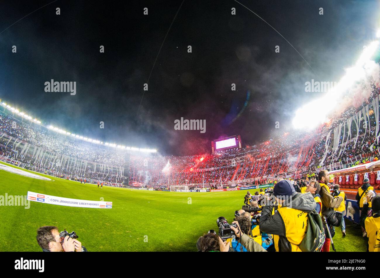 Uno stadio monumentale completo a Nuñez, Buenos Aires; prima di una partita della copa libertadores. Foto Stock