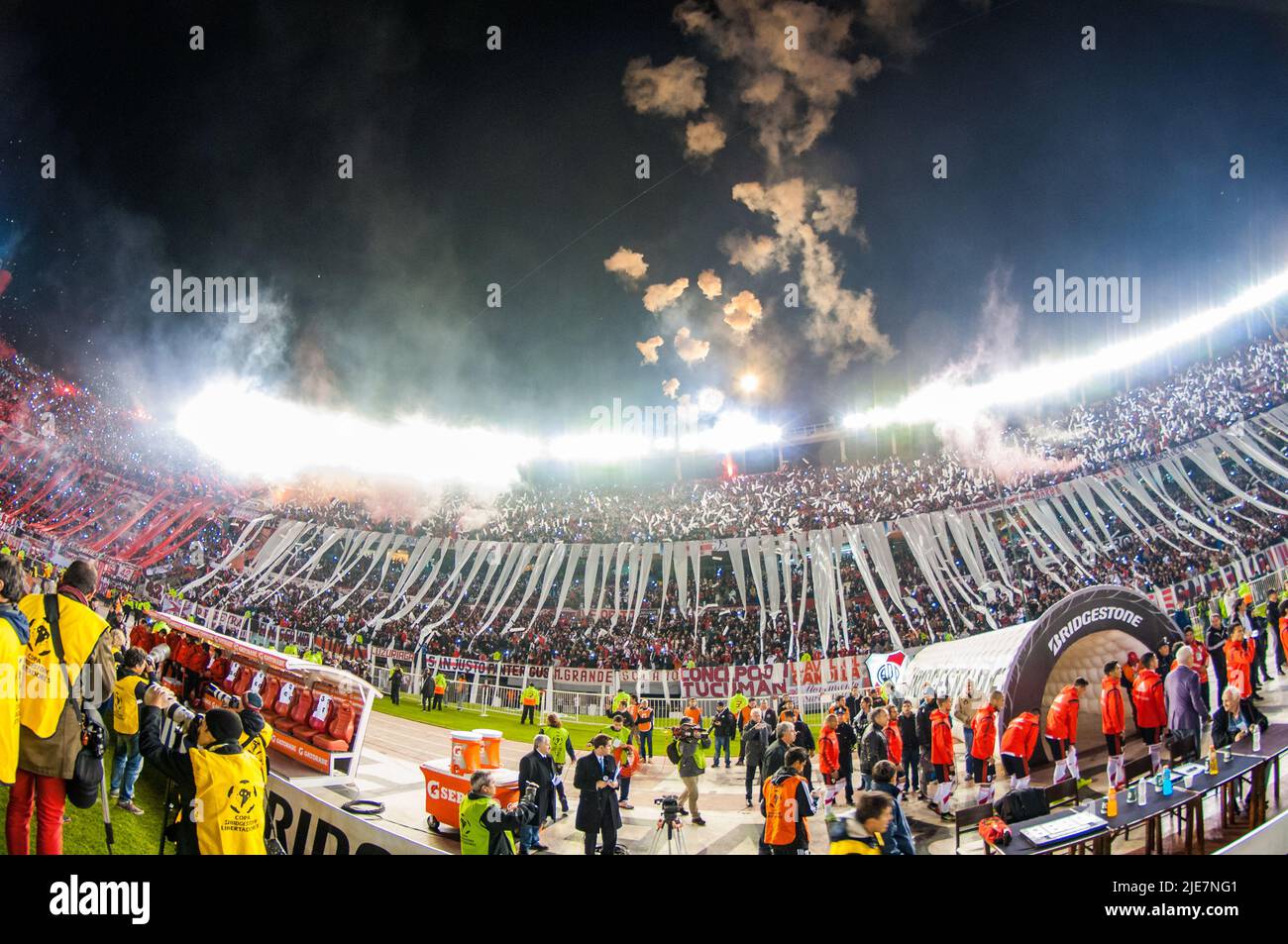 Uno stadio monumentale completo a Nuñez, Buenos Aires; prima di una partita della copa libertadores. Foto Stock