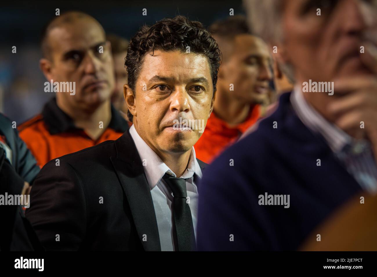 L'allenatore di River Plate, Marcelo Gallardo, spiega come i giudici hanno gestito la partita dei suspenden allo stadio la Bombonera. Foto Stock