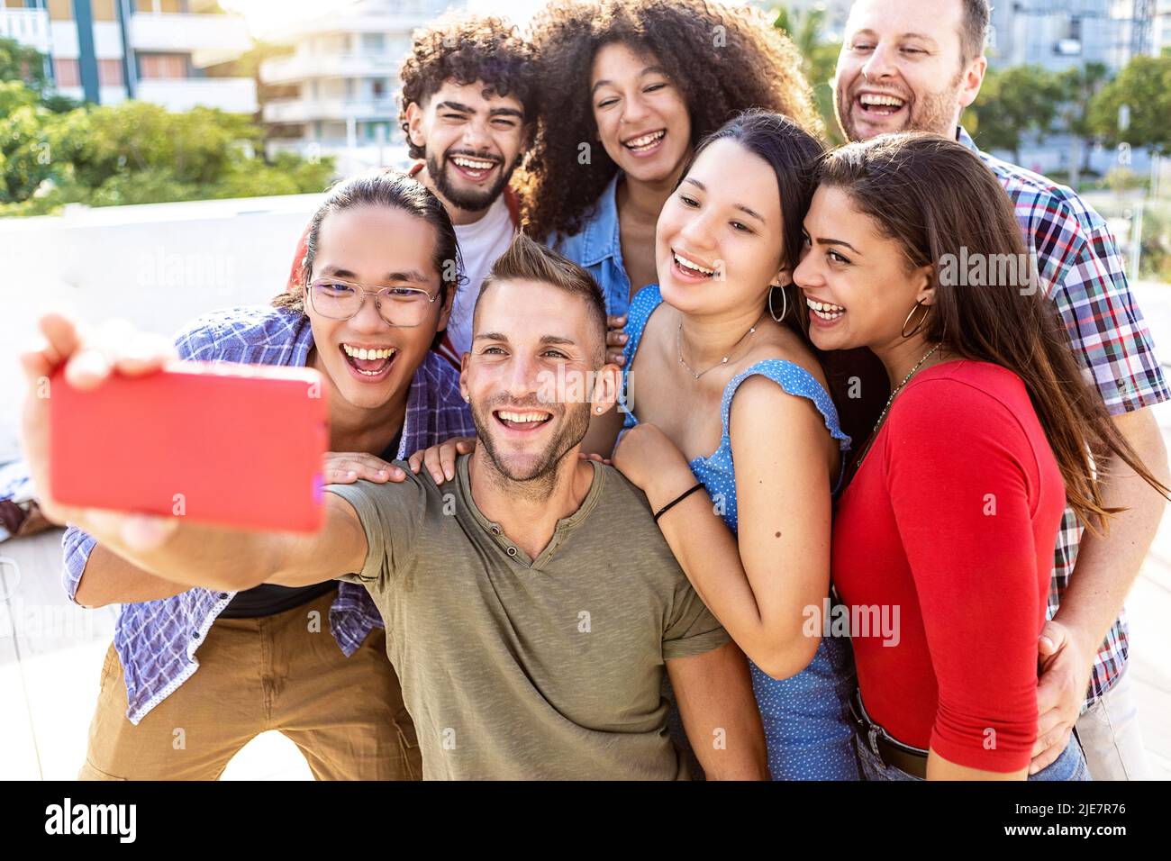 Buon gruppo giovane di amici multirazziali che si divertono nelle vacanze estive Foto Stock