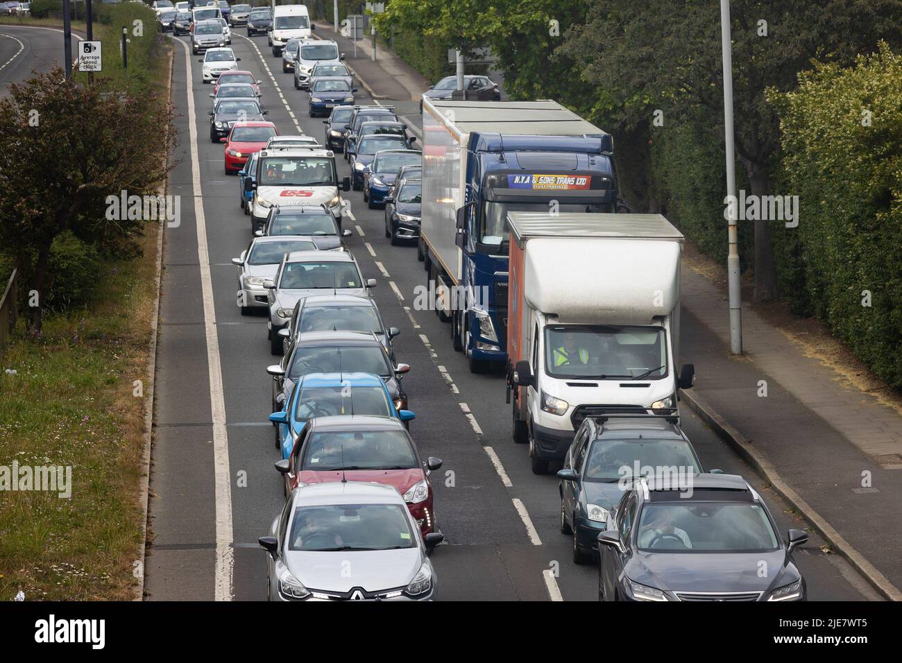 Londra, Regno Unito. 24th giugno 2022. Il traffico intenso si sviluppa sulla Chertsey Road A316 a Twickenham, Londra. I lavoratori ferroviari della ferrovia, marittima e dei trasporti (RMT) sono rimasti a volte sbalorditi da martedì, portando i servizi a livello nazionale quasi a un punto morto e causando numerosi ritardi. (Foto di Tejas Sandhu/SOPA Images/Sipa USA) Credit: Sipa USA/Alamy Live News Foto Stock