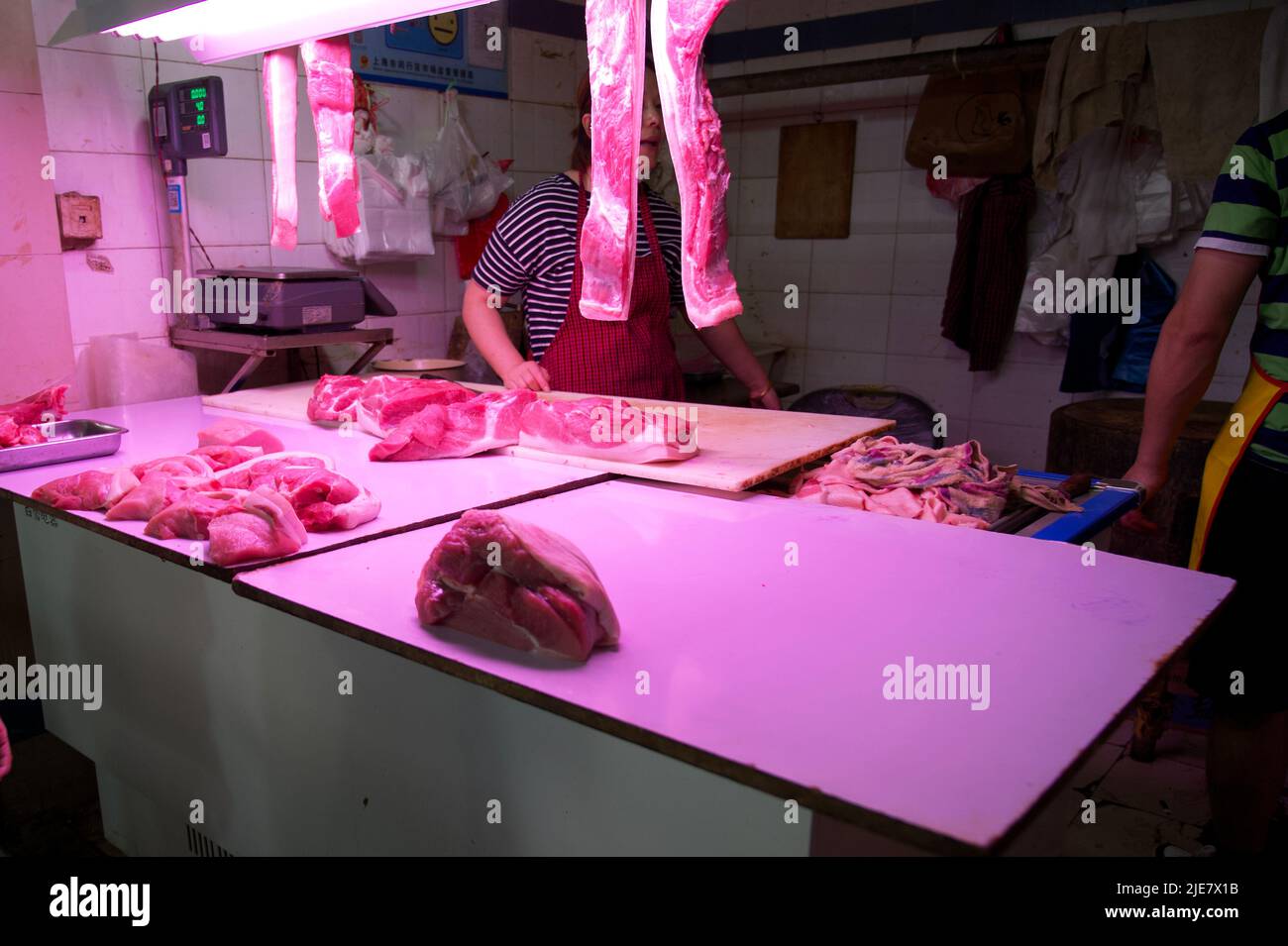 Esplorare un mercato di prodotti umidi/alimentari a Huacao, Shanghai Foto Stock