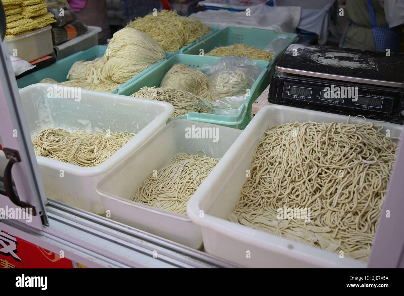 Esplorare un mercato di prodotti umidi/alimentari a Huacao, Shanghai Foto Stock
