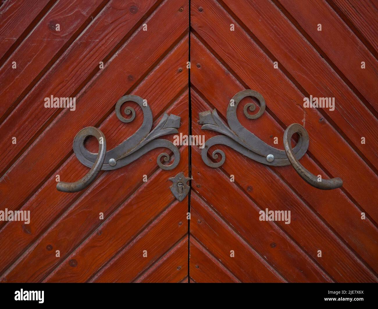 Antica porta in legno con maniglie in ferro Foto Stock