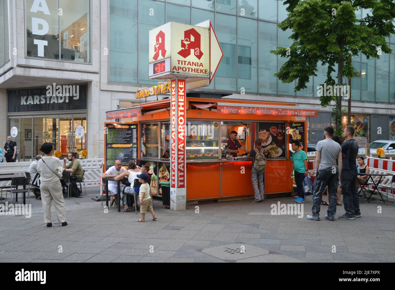 Berlino, Germania - 24 giugno 2022 - Doener kebab stalla Markelstrasse, Schlossstrasse in località Steglitz. (Foto di Markku Rainer Peltonen) Foto Stock