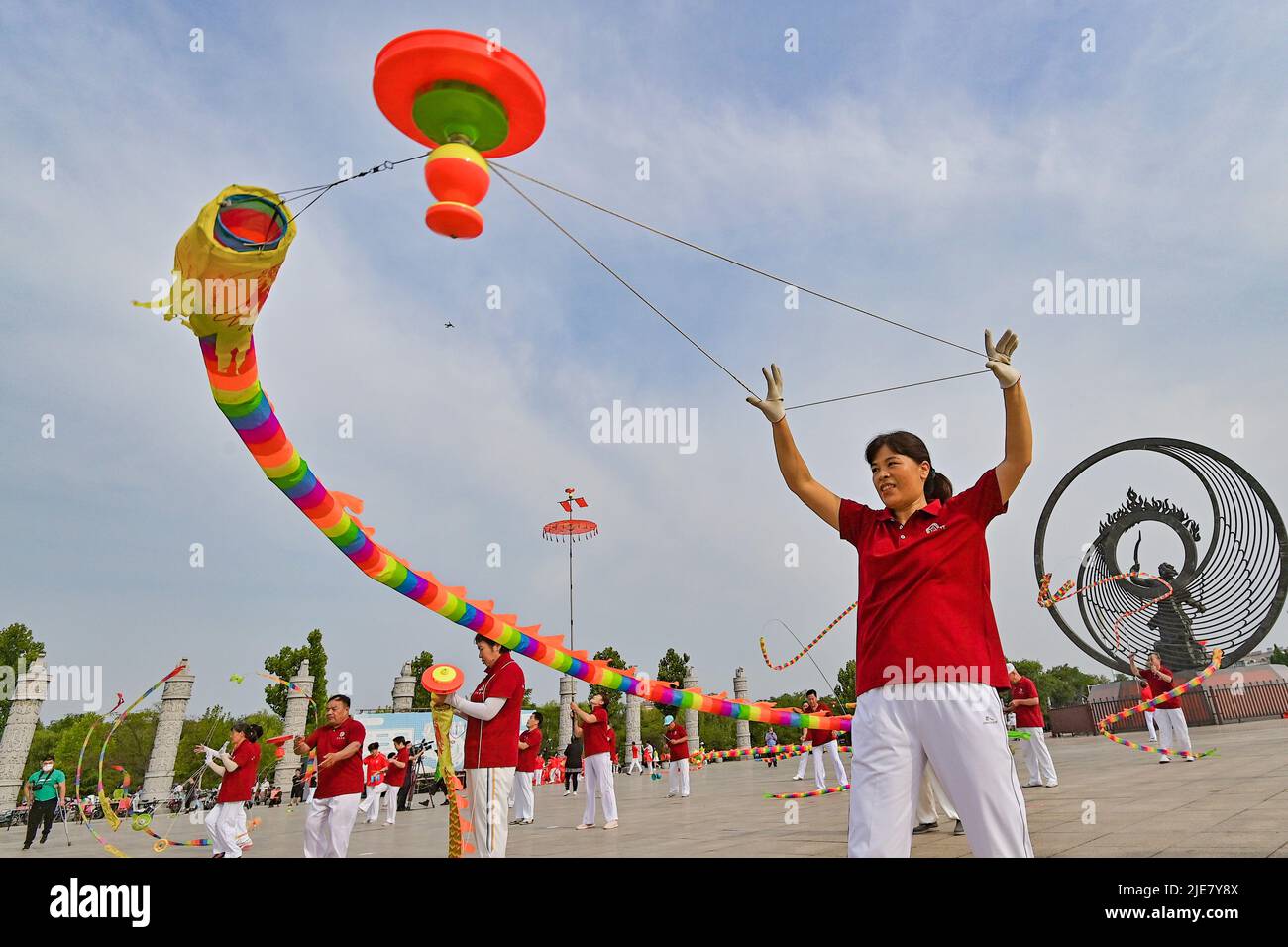 QINGZHOU, CINA - 26 GIUGNO 2022 - gli appassionati di fitness si esibiscono in diabolo al dongyi Cultural Symbol Park nella città di Qingzhou, nella provincia di Shandong della Cina orientale, Foto Stock